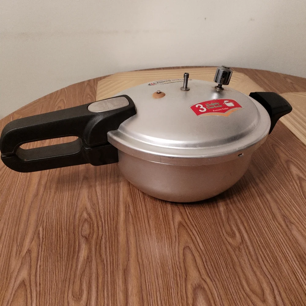 4 Qt Aluminum Pressure Cooker with Safety Valve & Locking Lid
